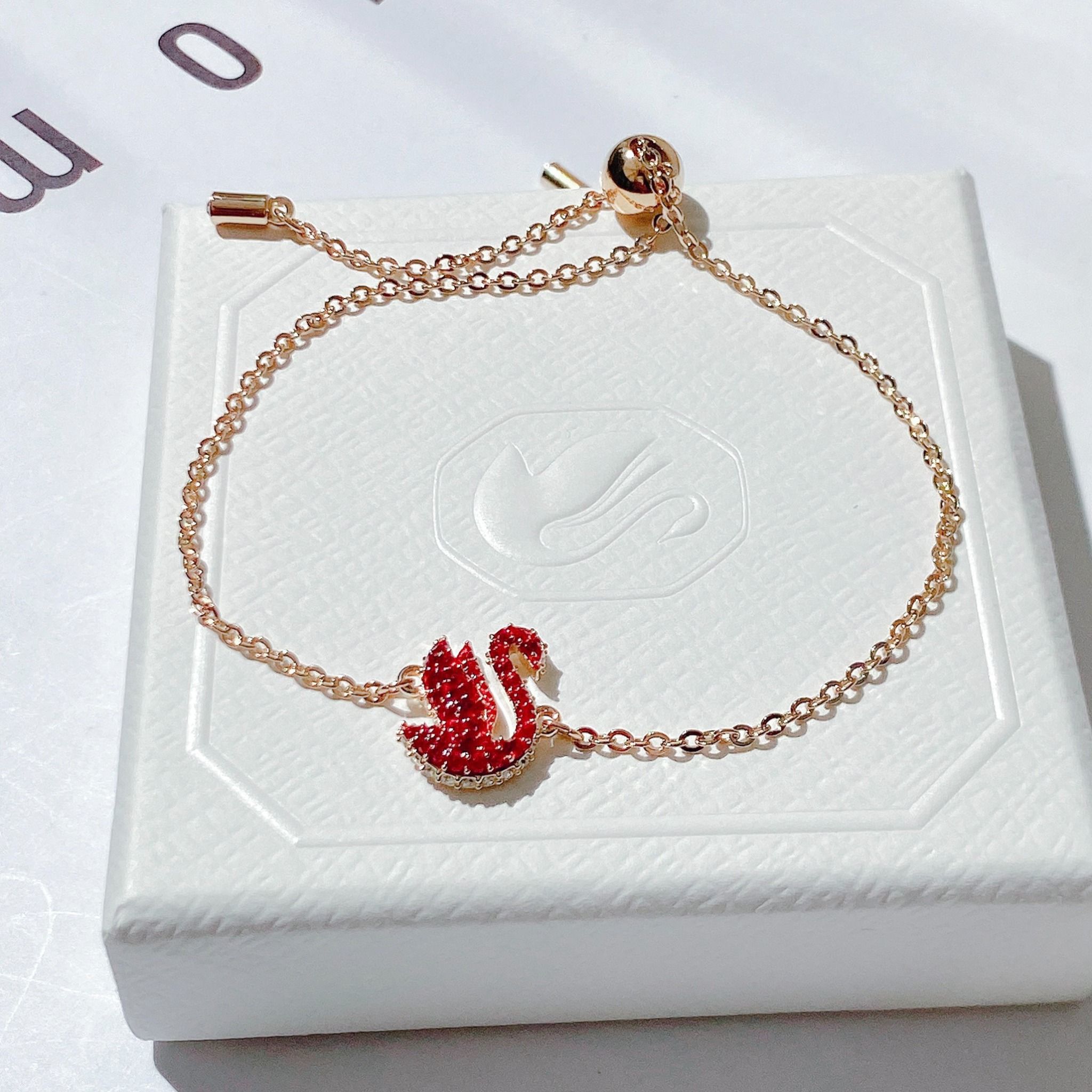 Lắc tay Swarovski tung cánh đỏ mẫu mới - Swarovski Swarovski Iconic Swan bracelet Swan, Small, Red, Gold-tone plated