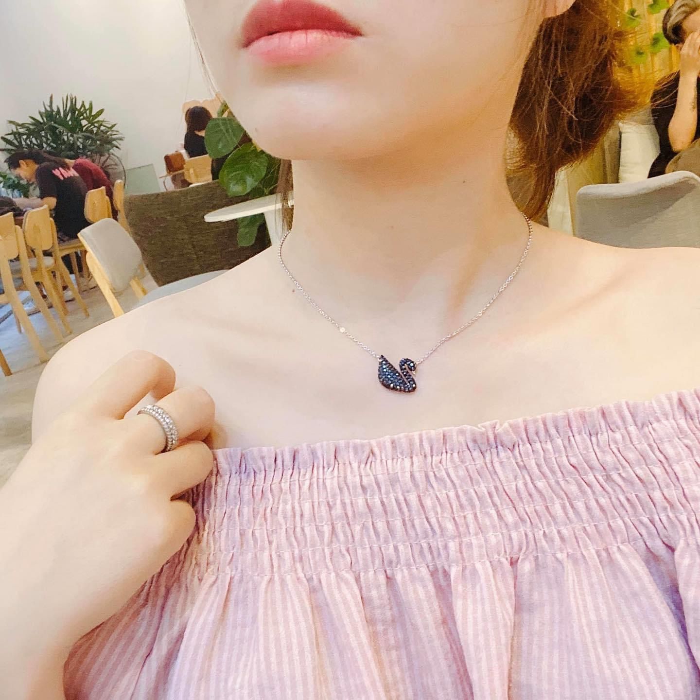 Thiên nga đen Swarovski dây bạc - Swarovski Iconic Swan pendant, Black, Rhodium plated
