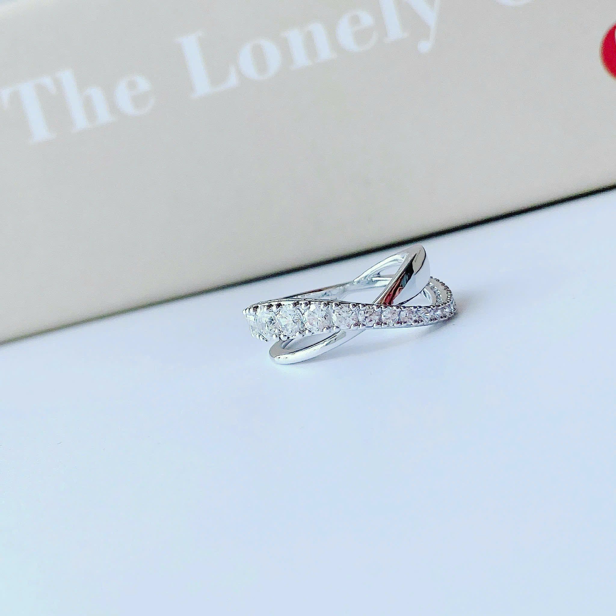 Hyperbola ring Round cut, White, Rhodium plated - Size 52