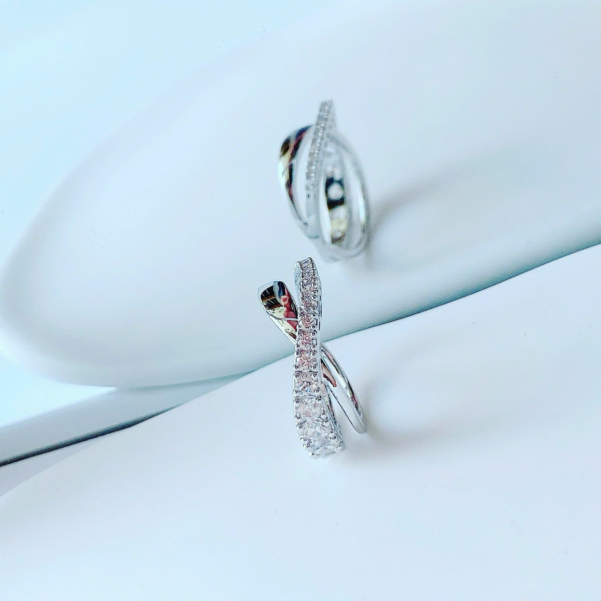 Hyperbola ring Round cut, White, Rhodium plated - Size 52