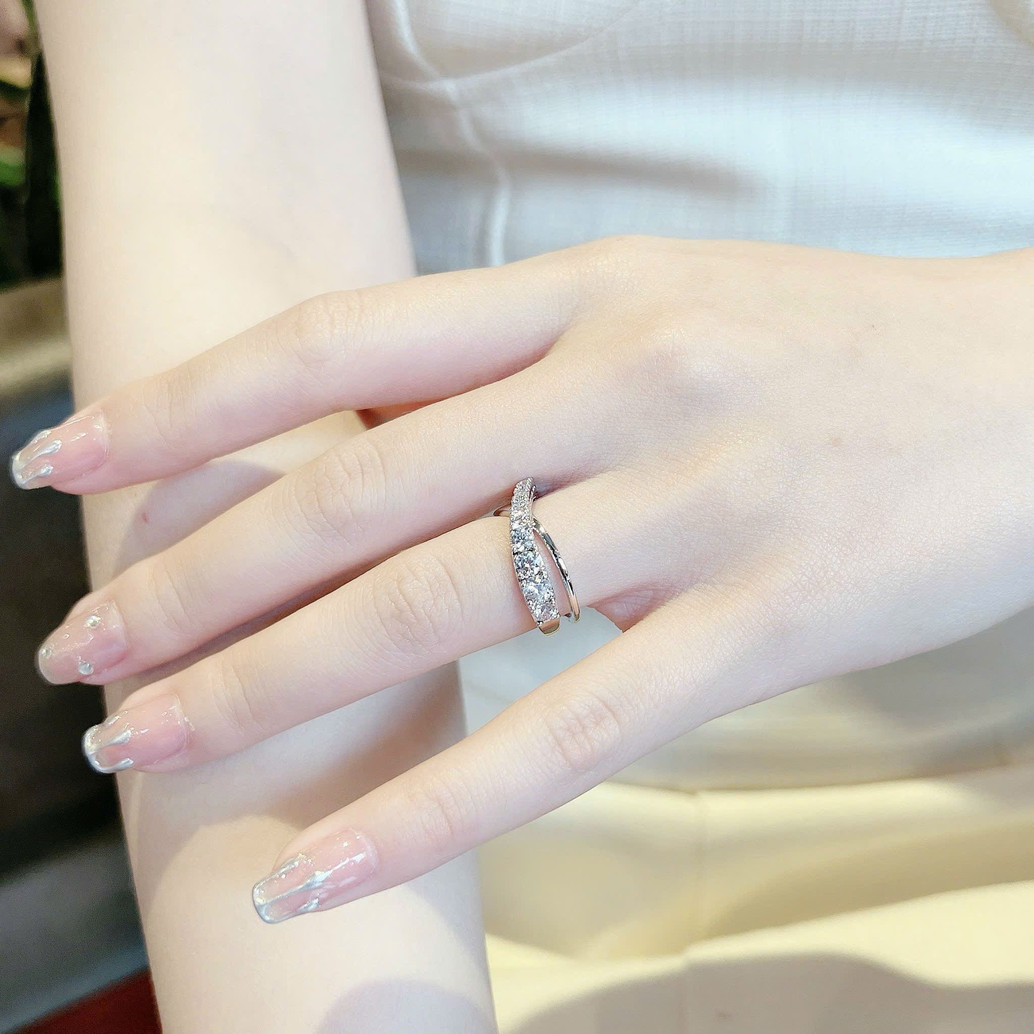 Hyperbola ring Round cut, White, Rhodium plated - Size 52