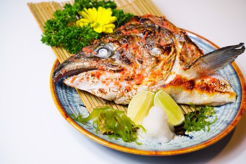 サーモンの頭と明太子焼き / Grilled Salmon Head With Cod Roe | Đầu Cá Hồi Phủ Trứng Cá Tuyết