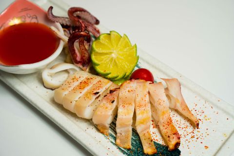 イカ丸焼き (塩•ソース) / Grilled Squid (Salt,Source) | Mực Tươi Nướng (Muối, Sốt)