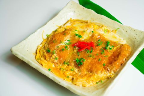 カツとじに / Pork Cutlet With Egg | Thăn Heo Chiên Xù Nấu Trứng