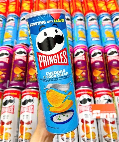 (SALE-T10/25) Snack khoai tây Pringles Cheddar and Sour Cream Potato Crisps Chips 5.5Oz 158g