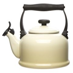 Ấm đun nước trên bếp từ Le Creuset Tradition 2,1L màu kem