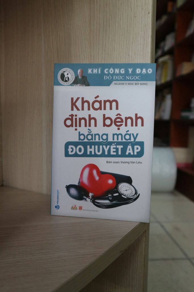 Khám Định Bệnh Bằng Máy Đo Huyết Áp - Vanlangbooks