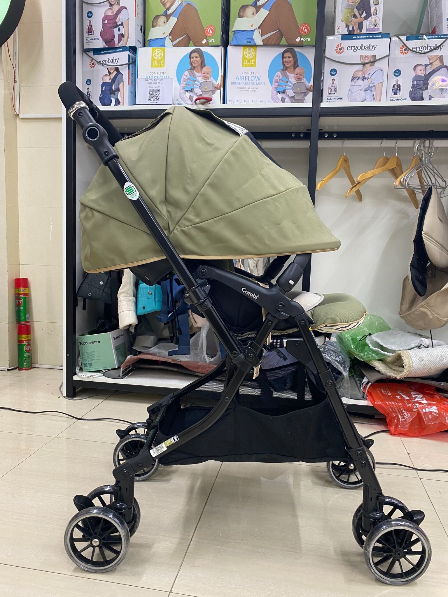 Xe đẩy Combi Sugocal Compact màu cỏ úa không đệm khí mới 96%