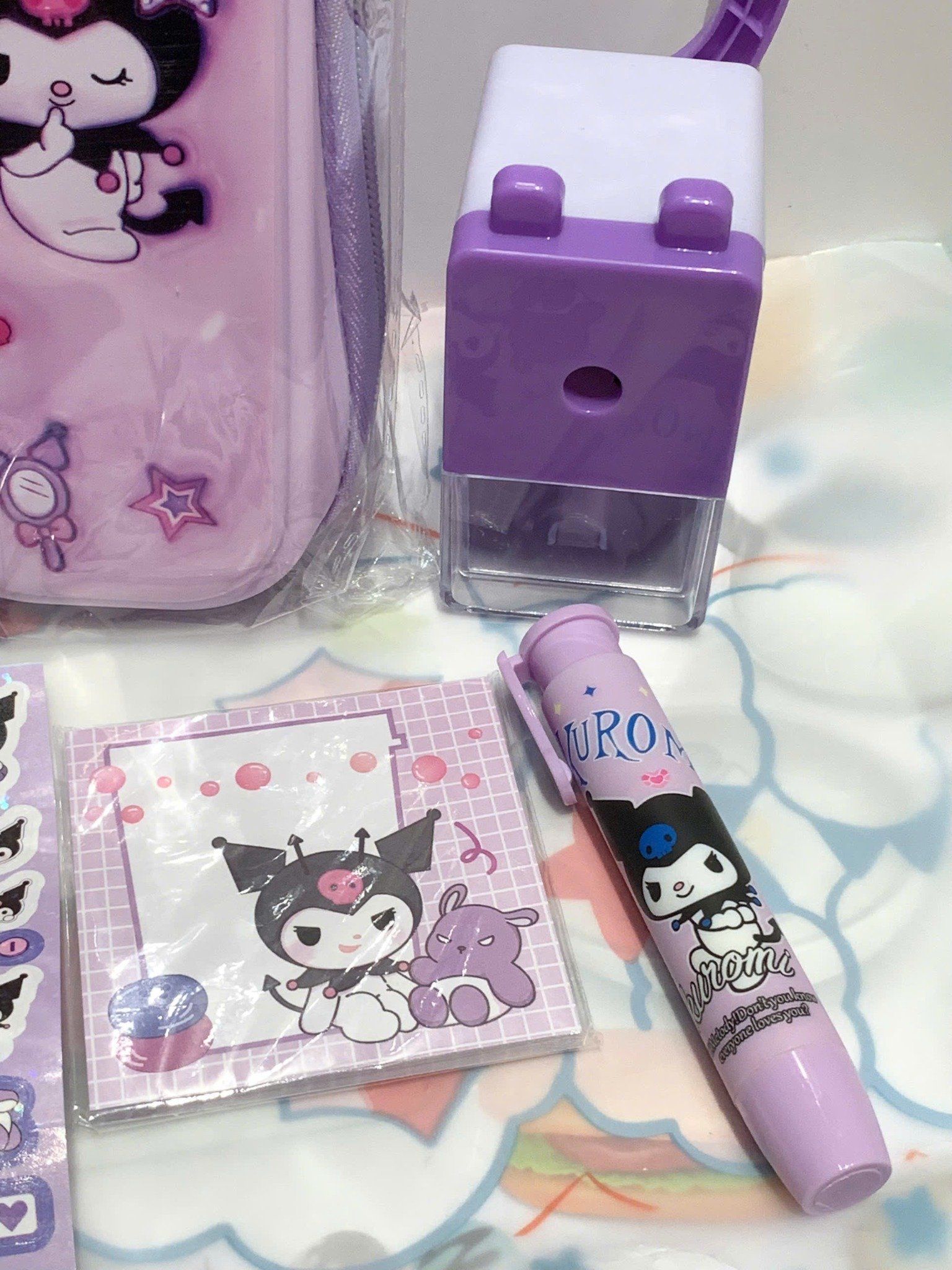 Bộ sưu tập SANRIO: bộ dụng cụ học tập Kuromi (bốp viết, máy chuốt, bút chì, stickers, note, gom tẩy), No. DLB-001