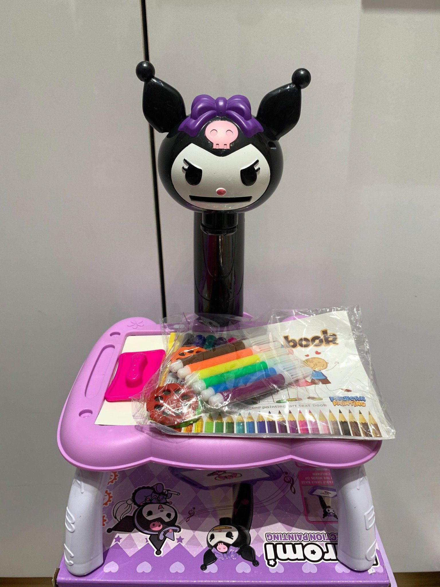 Bộ sưu tập Kuromi: Bàn vẽ và đèn chiếu kèm bút màu, 3+ ages, No. 316