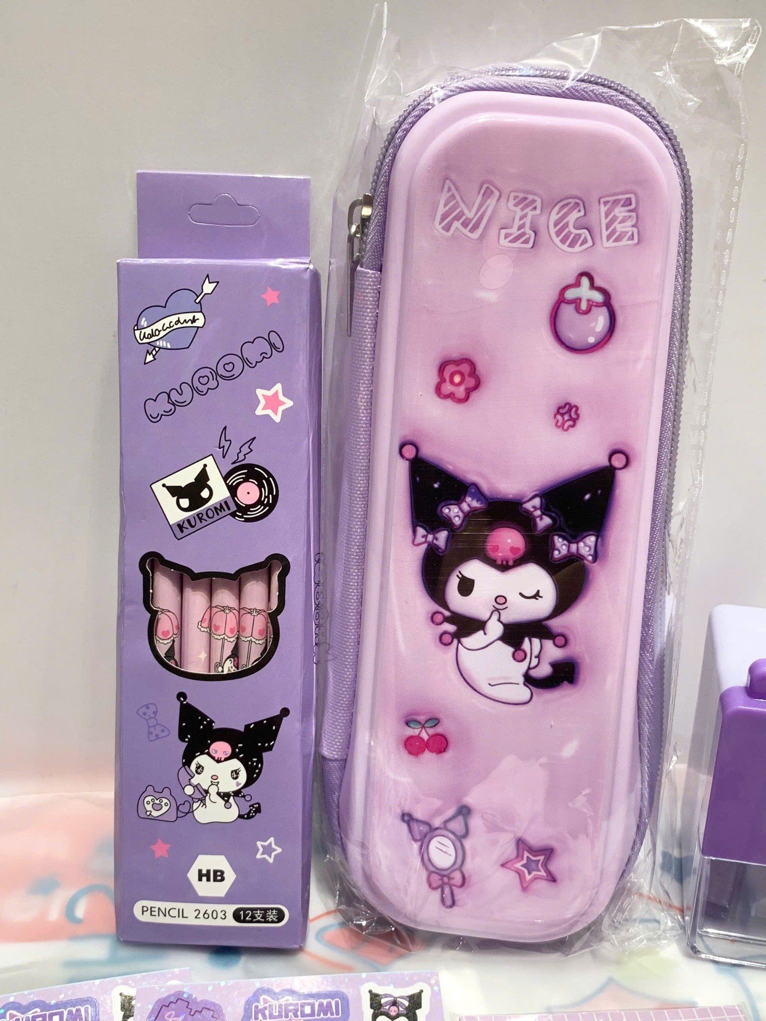 Bộ sưu tập SANRIO: bộ dụng cụ học tập Kuromi (bốp viết, máy chuốt, bút chì, stickers, note, gom tẩy), No. DLB-001