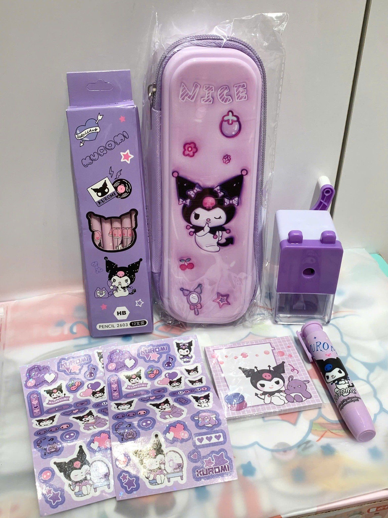 Bộ sưu tập SANRIO: bộ dụng cụ học tập Kuromi (bốp viết, máy chuốt, bút chì, stickers, note, gom tẩy), No. DLB-001