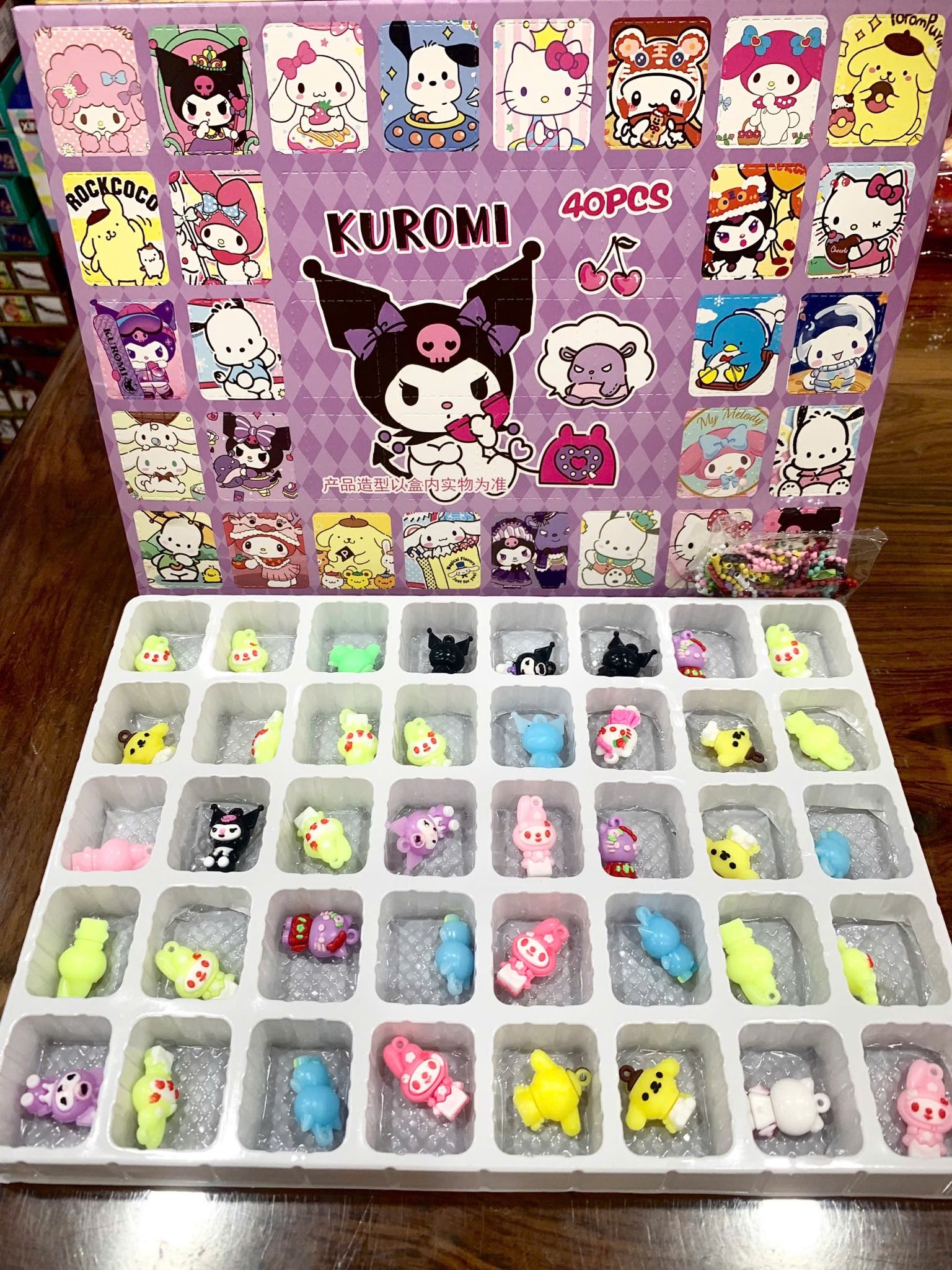Hộp quà bí mật 40 charm nhỏ kèm móc khóa Capybara, Bộ sưu tập Sanrio siêu cưng, 3+ ages, No. HQ-05. No. 040