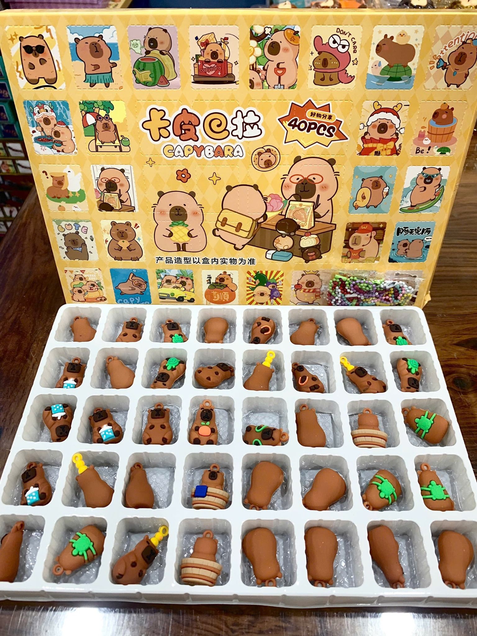 Hộp quà bí mật 40 charm nhỏ kèm móc khóa Capybara, Bộ sưu tập Sanrio siêu cưng, 3+ ages, No. HQ-05. No. 040