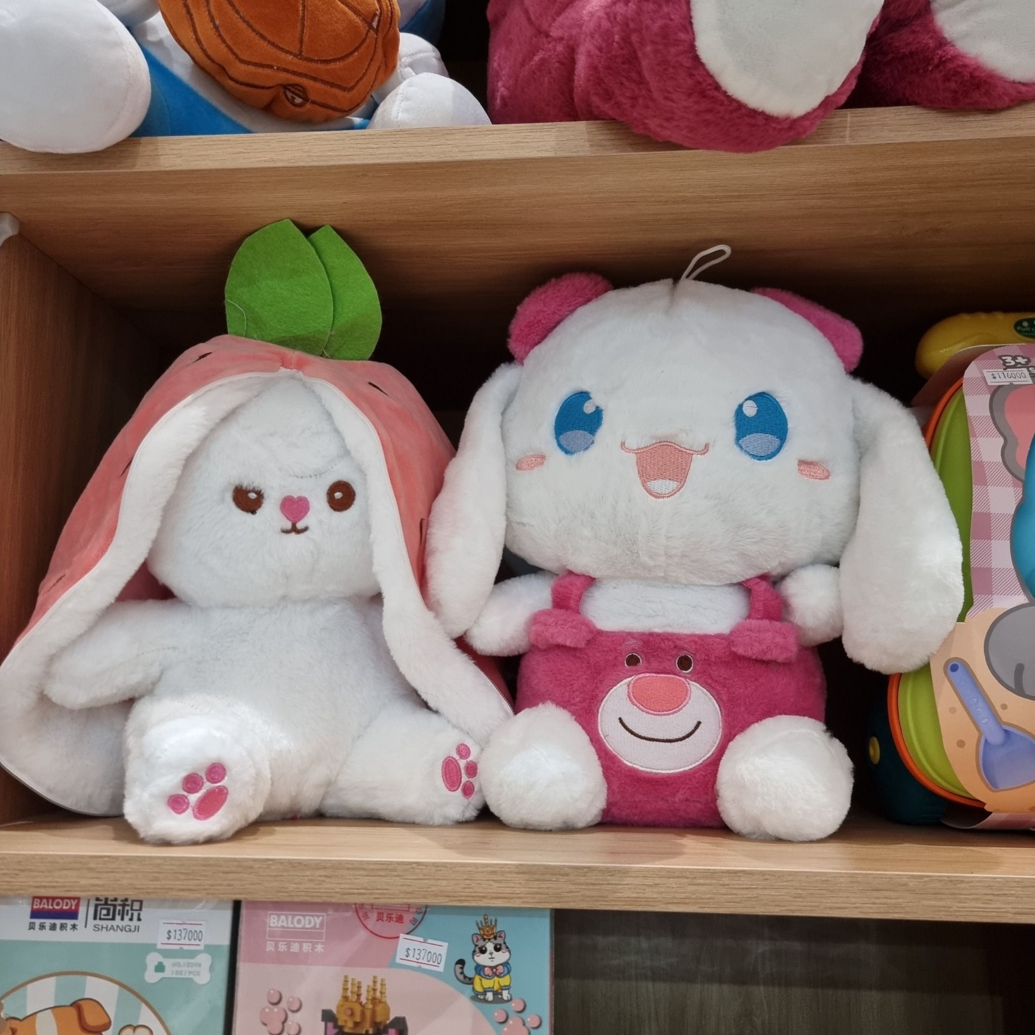 Thú bông:Thỏ mặc áo gấu dâu số cute (kích thước 30cm)
