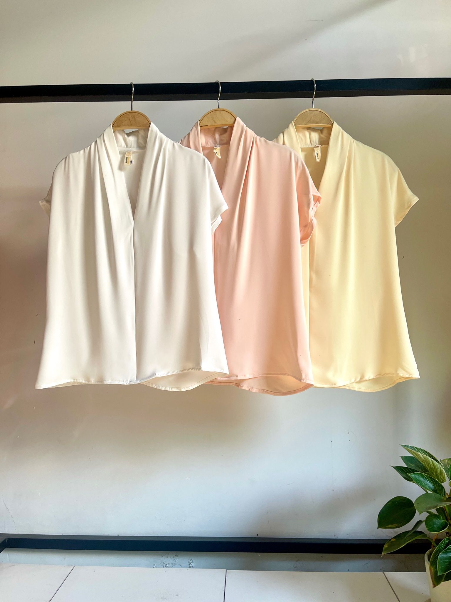 Áo lụa tay liền cổ xếp pli