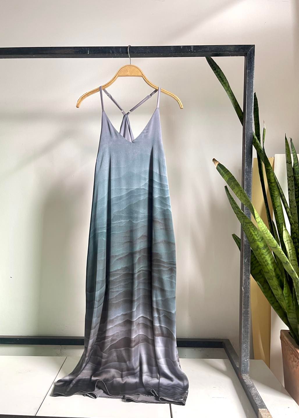 Đầm midi lụa hoa 2 dây Infashion