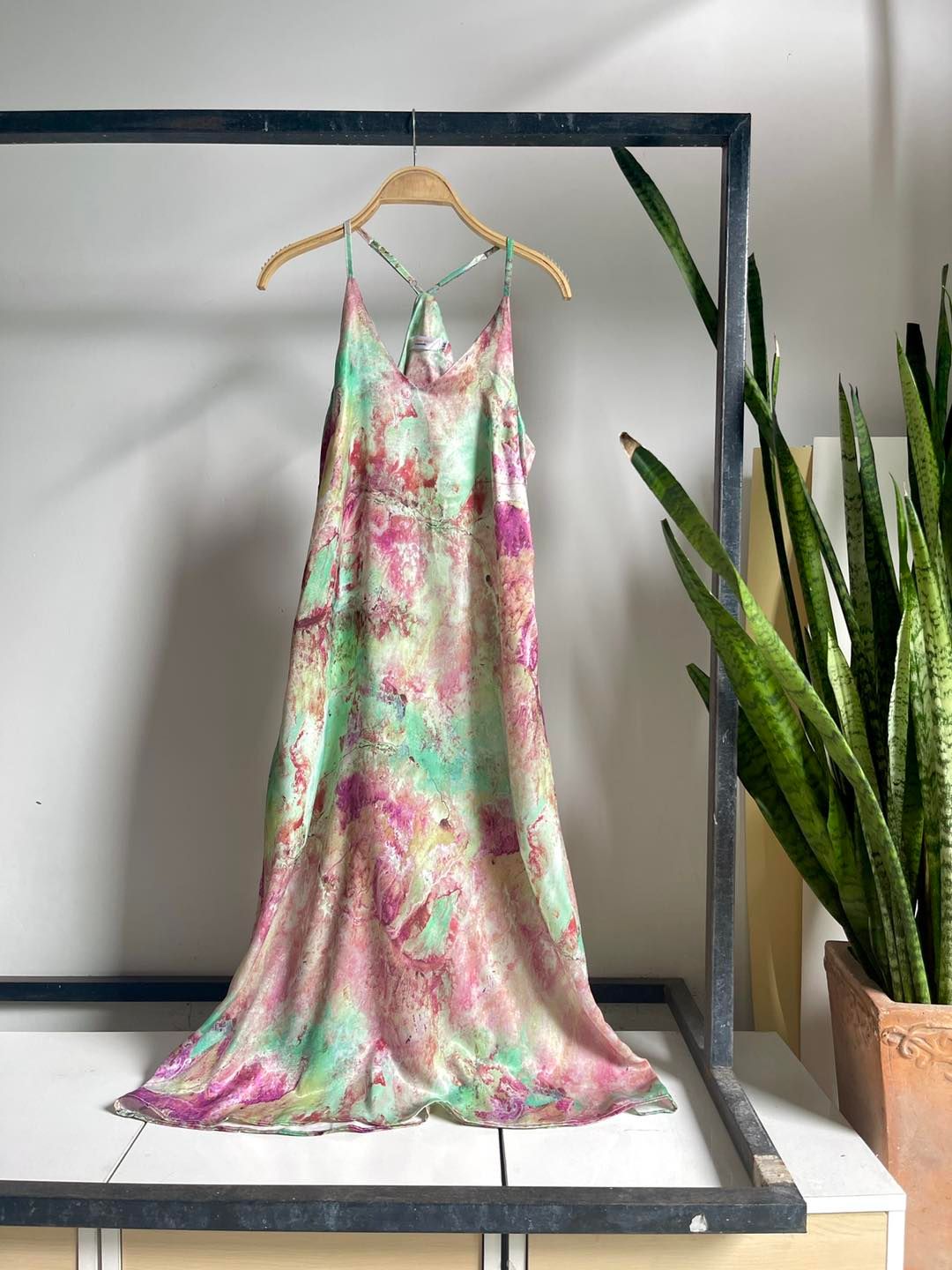 Đầm midi lụa hoa 2 dây Infashion