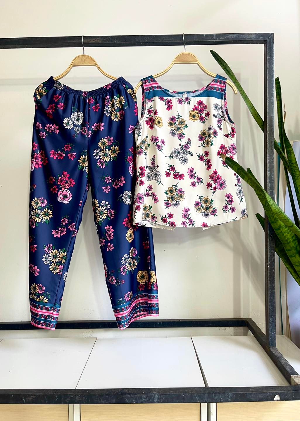 Đồ bộ lụa hoa quần dài cổ tròn không tay
