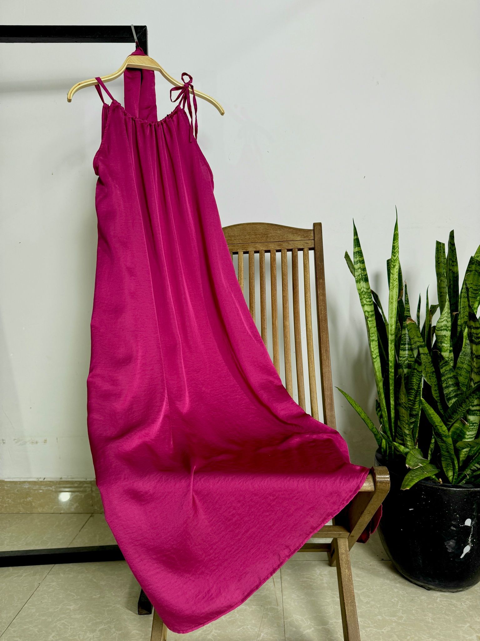 Đầm lụa suông cổ yếm kèm dây buộc eo
