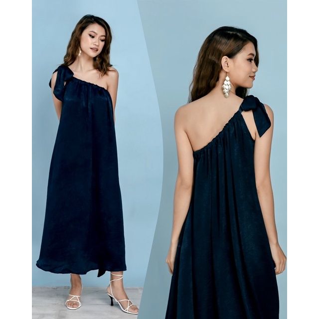  Đầm maxi lệch vai lụa metalic Infashion 