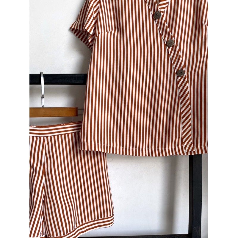 Set thời trang sọc đứng nút xéo Infashion