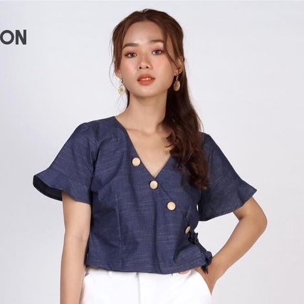 Áo kiểu denim tay loe phối nút gỗ Infashion