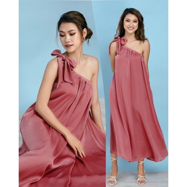  Đầm maxi lệch vai lụa metalic Infashion 