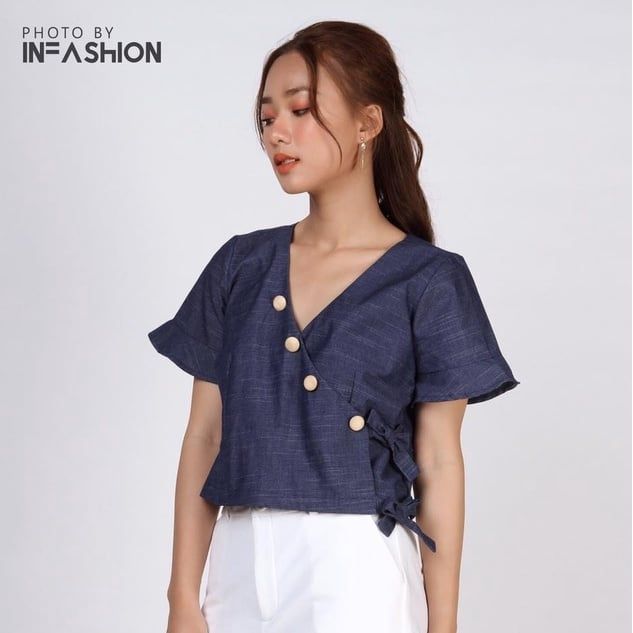 Áo kiểu denim tay loe phối nút gỗ Infashion