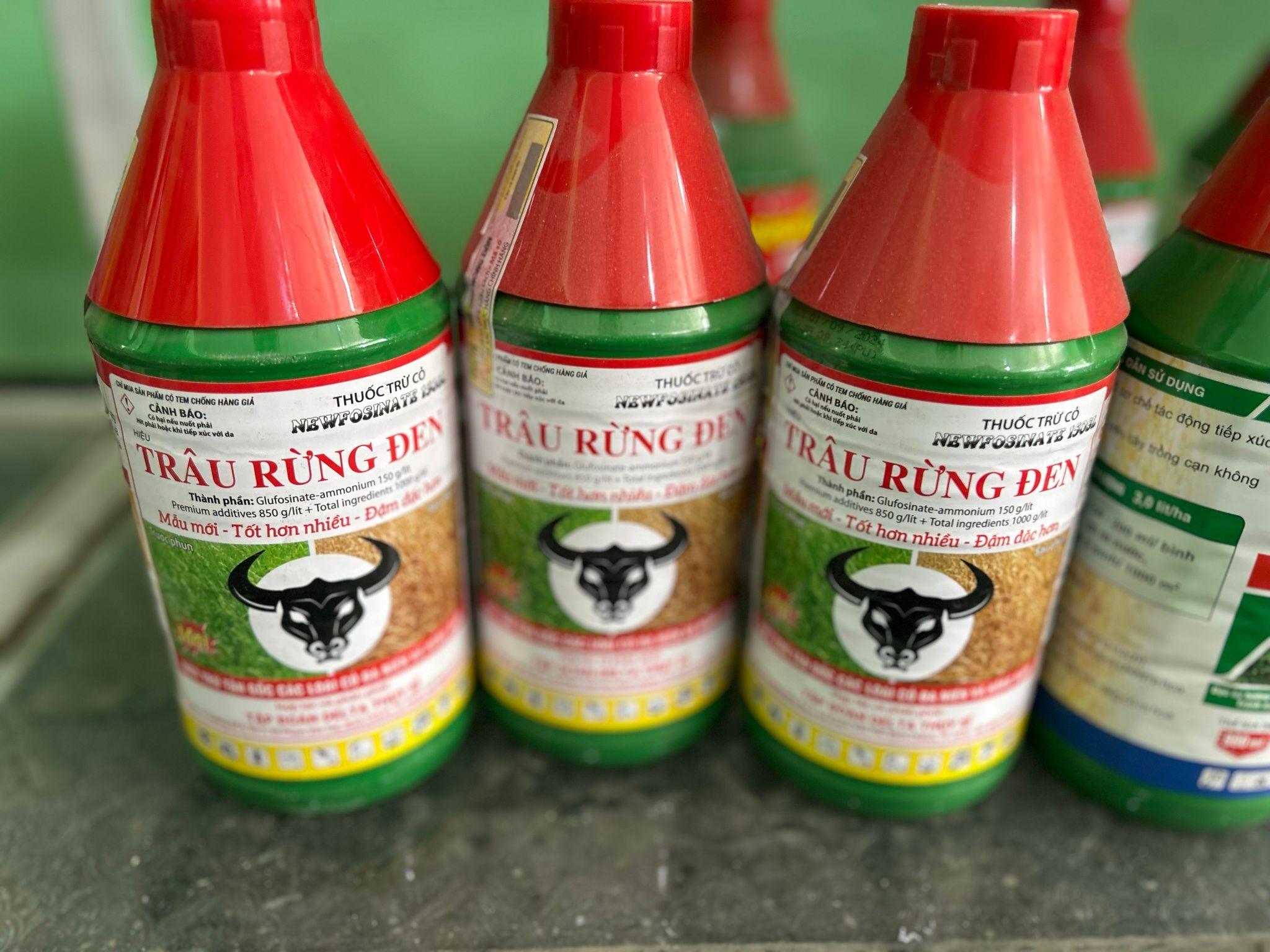 Thuốc trừ cỏ Trâu Rừng Đen (NEWFOSINATE 150SL) - chai 900ML