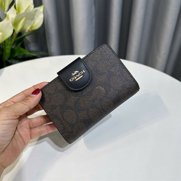 Ví Coach Medium Corner Zip Wallet In Signature Canvas DS D.Brown
