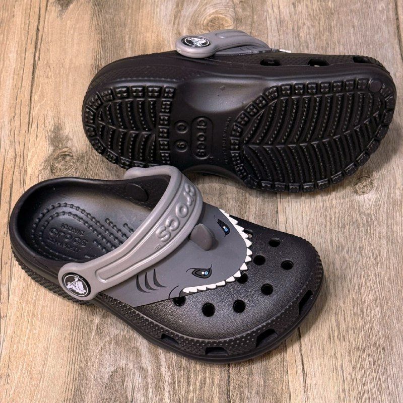 Dép Crocs Kid Clog Baby Shark HN Black/Grey