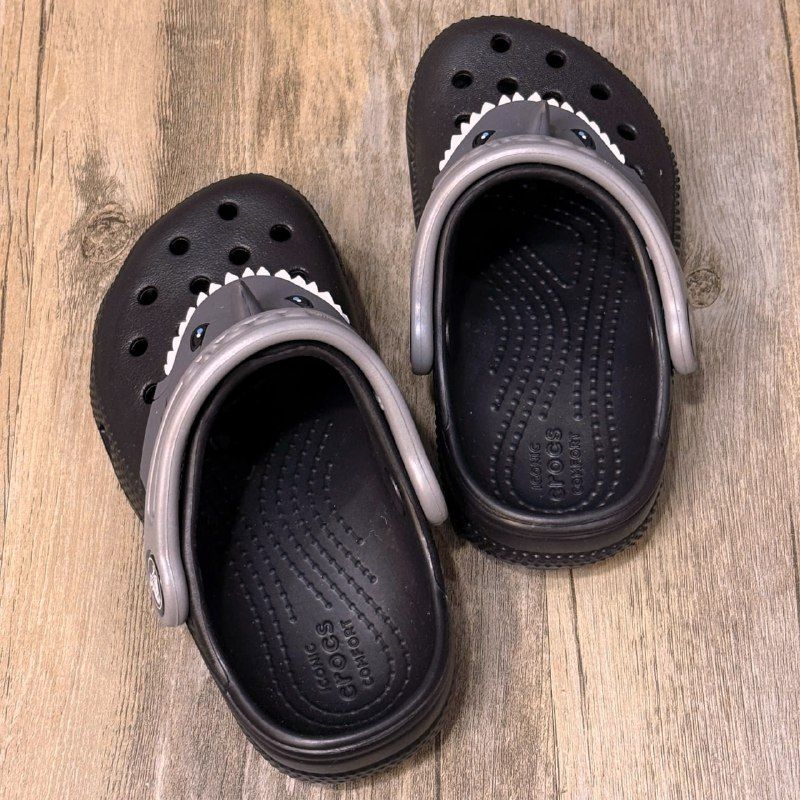 Dép Crocs Kid Clog Baby Shark HN Black/Grey