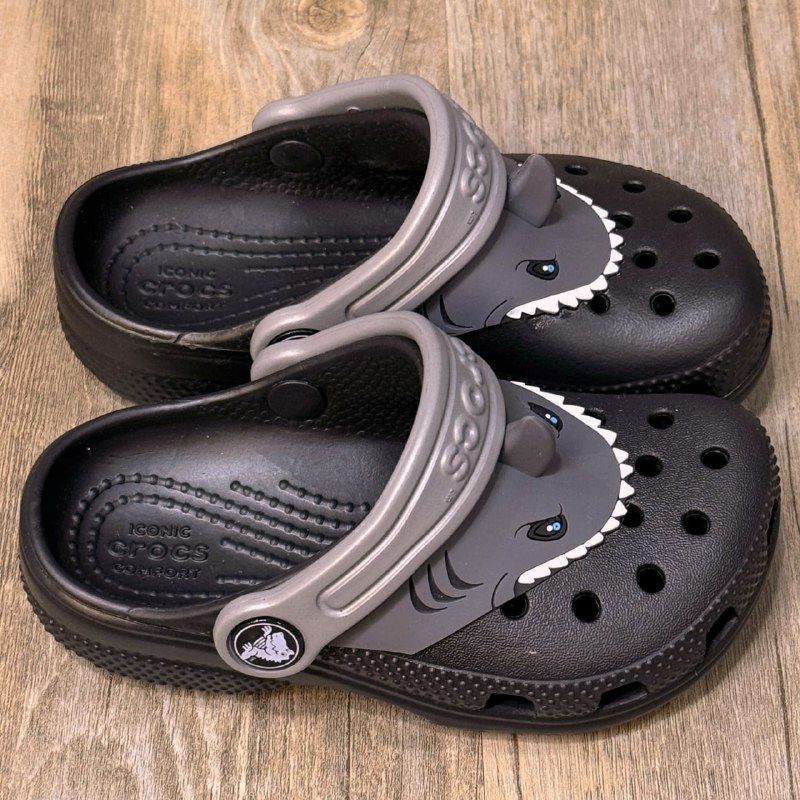 Dép Crocs Kid Clog Baby Shark HN Black/Grey