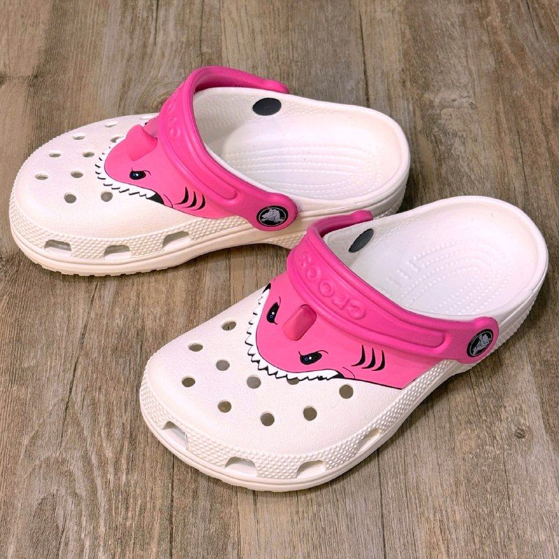 Dép Crocs Kid Clog Baby Shark HN White/Pink