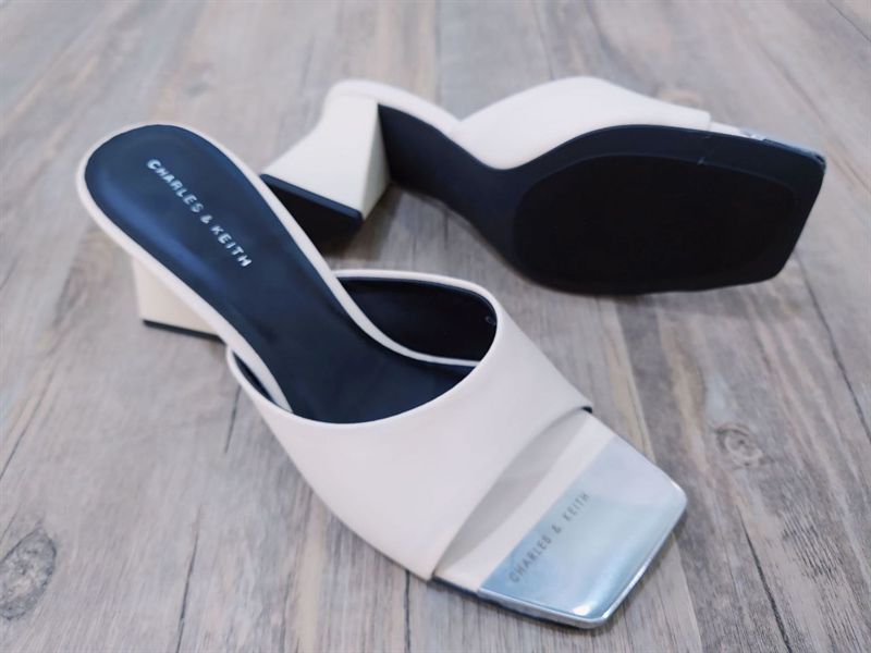 Giày C&K Metallic Cap Sculptural Heel Mules MV Chalk