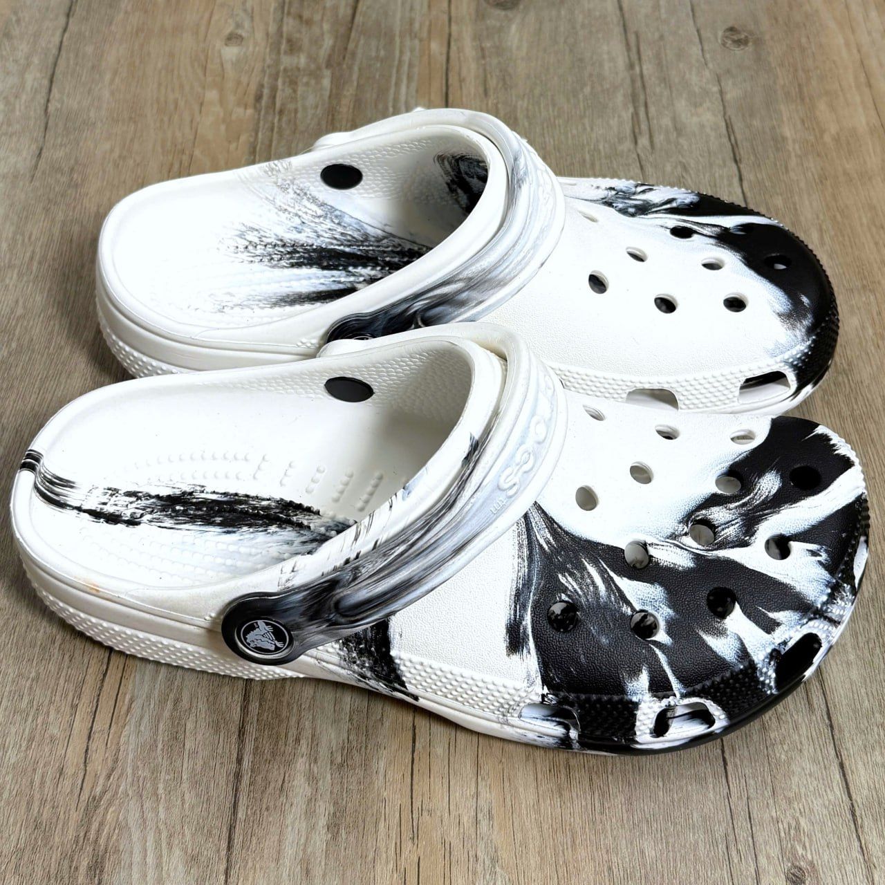 Dép Crocs Classic Roomyfit Loang HN White/Black