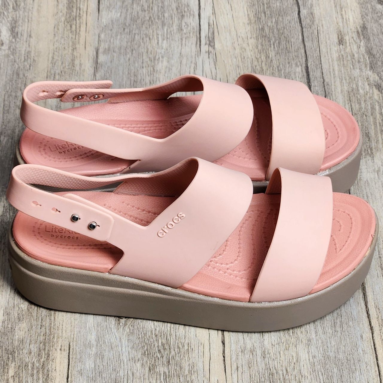 Dép Crocs Brooklyn Low Wedge W MV Hồng
