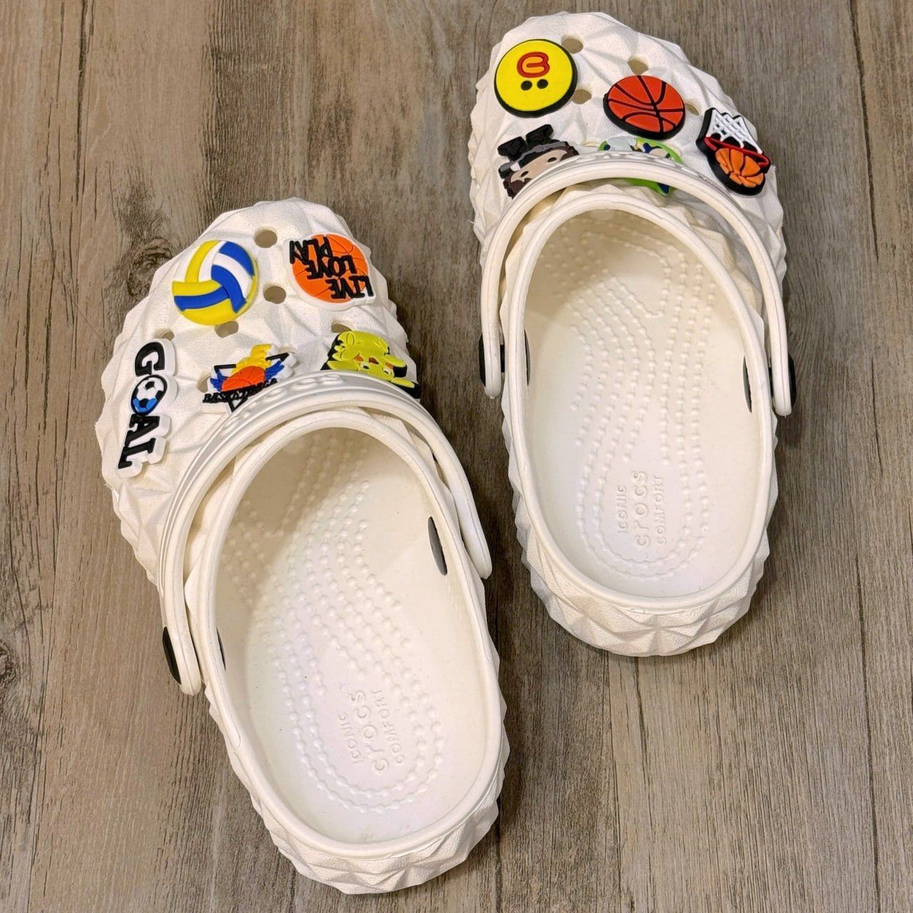 Dép Crocs Kid Iridescent Geometric HN White
