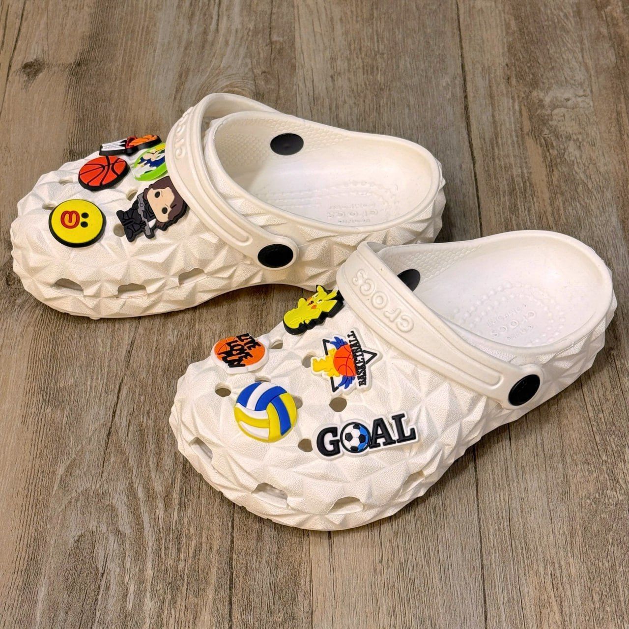 Dép Crocs Kid Iridescent Geometric HN White