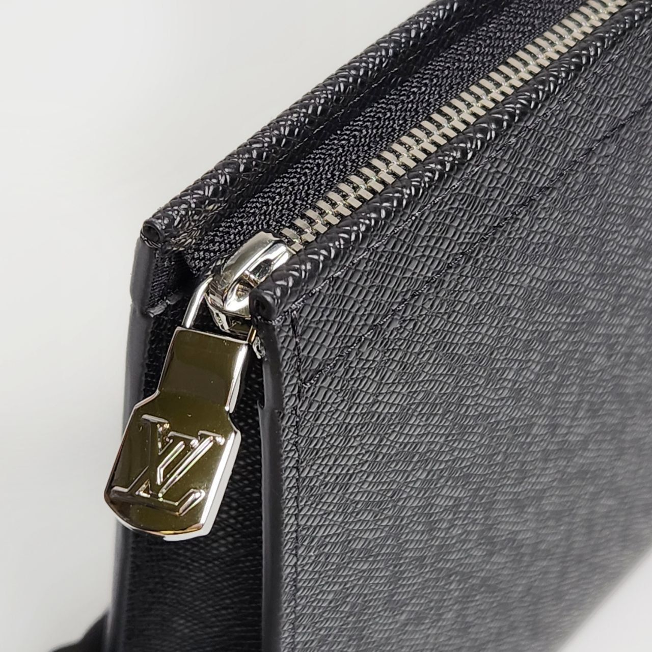 Clutch LV Pochette Voyage MM DS Đen