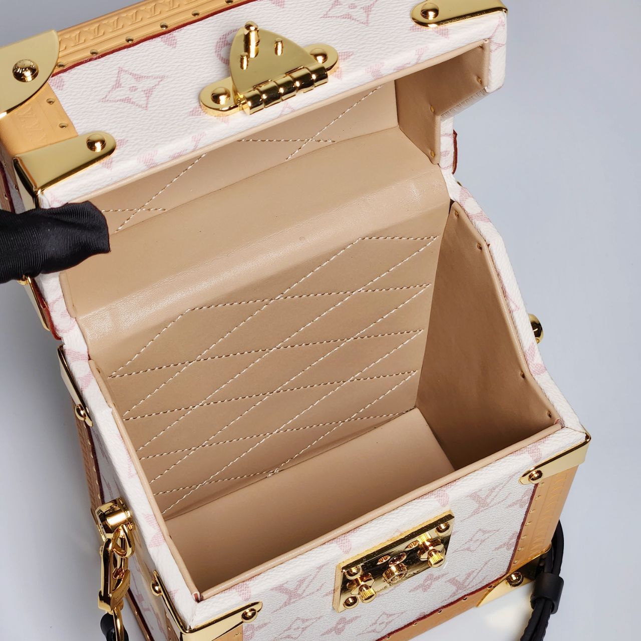 Túi - LV Camera Box DS Kem vàng