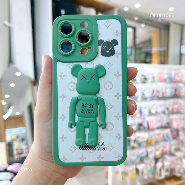 ** Ốp IP 13 Pro dẻo nên LV Bearbrick nổi - Xanh Lá