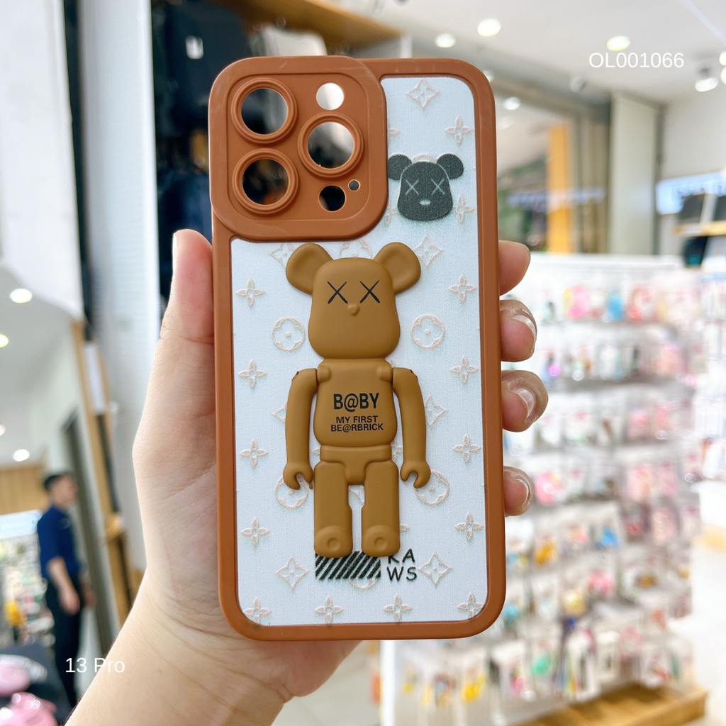 ** Ốp IP 13 Pro dẻo nên LV Bearbrick nổi - Xanh Lá