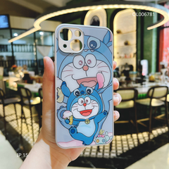 Ốp IP 15 6.1 lưng kính Doraemon đội nón Stitch