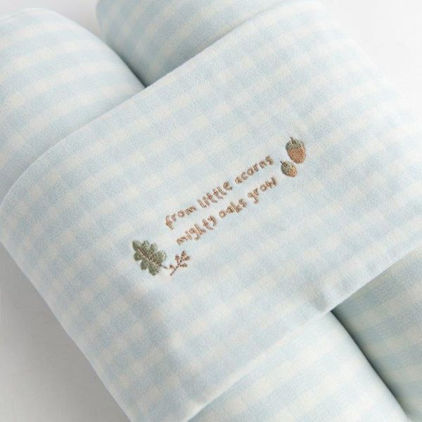 Gối chặn kẻ caro trắng xanh thêu họa tiết