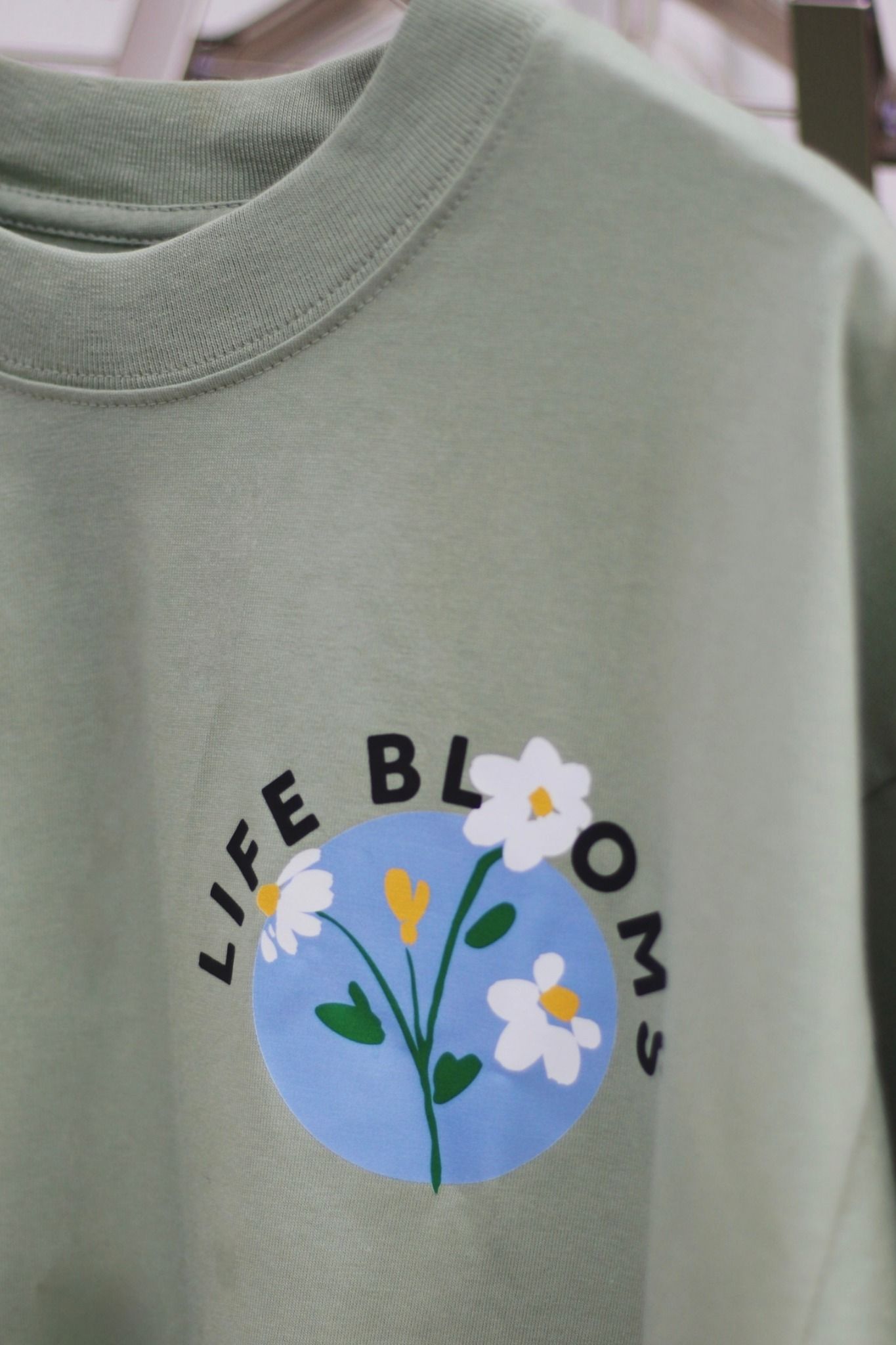  Áo phông in Life blooms xanh cốm 