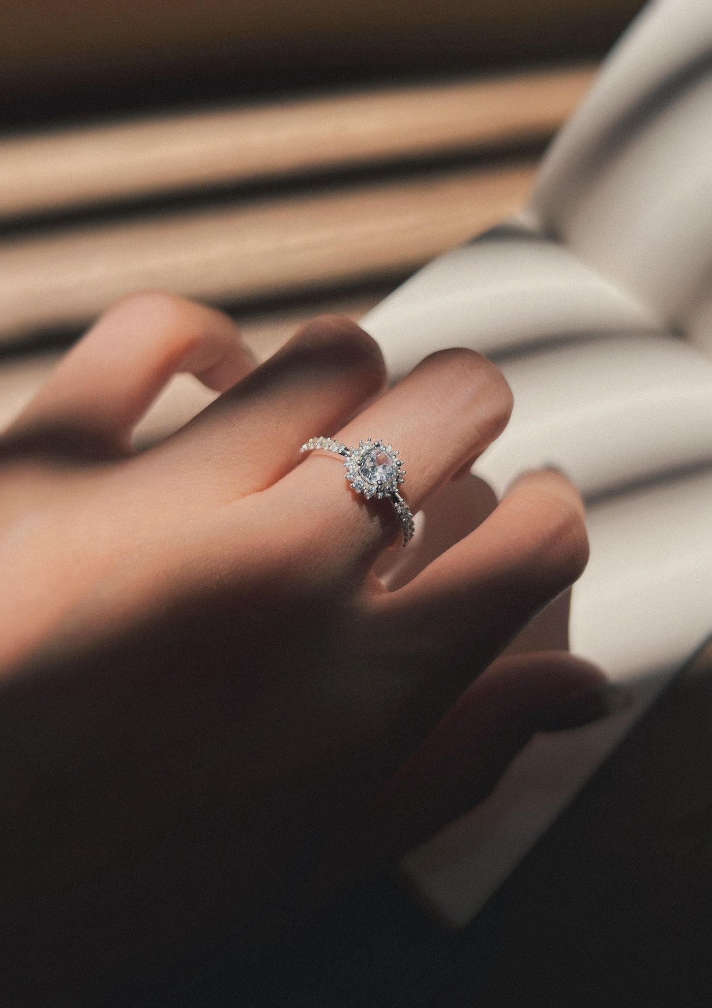 Nhẫn Ổ Đá 4 Trấu Mặt Trời Đá Nhọn Hàng Đá 2 Bên (Chiếc)