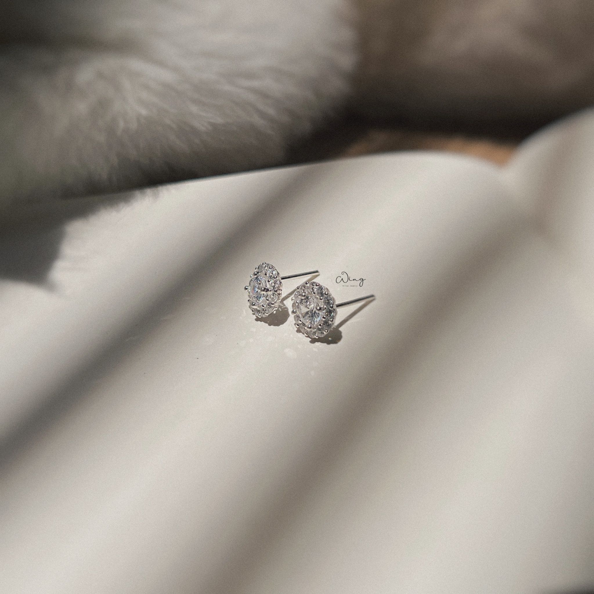 Khuyên Tai Đá Tròn Viền Đá 8mm (Đôi)