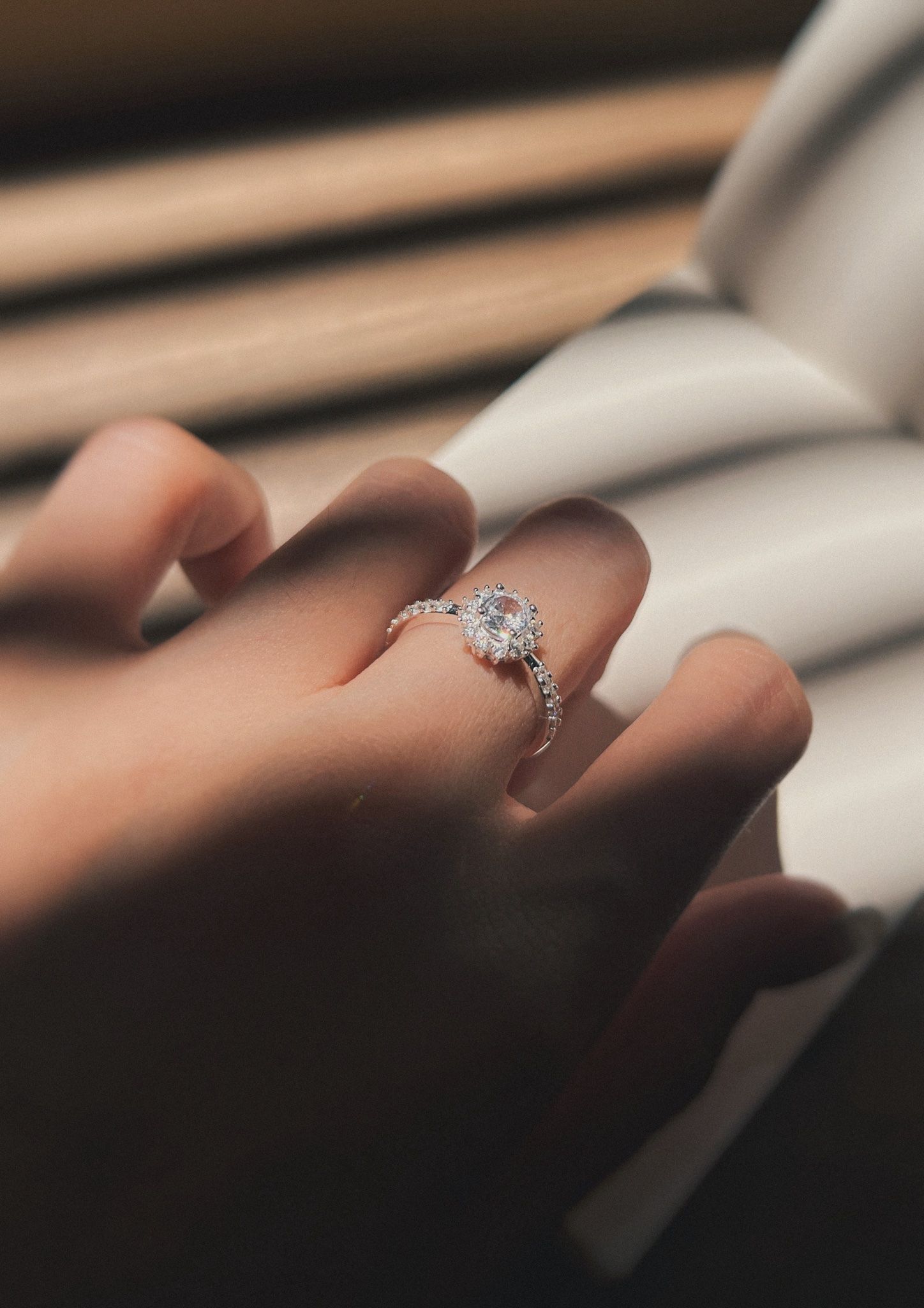 Nhẫn Ổ Đá 4 Trấu Mặt Trời Đá Nhọn Hàng Đá 2 Bên (Chiếc)